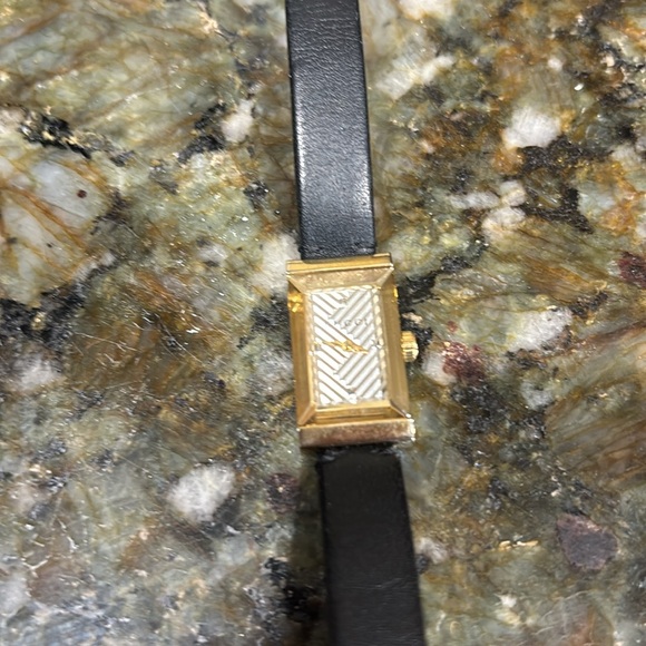 Slim delicate rectangle Gucci watch - Picture 5 of 7